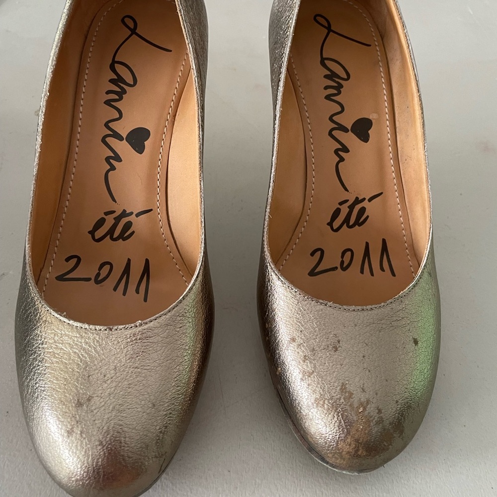 Lanvin metallic pump.